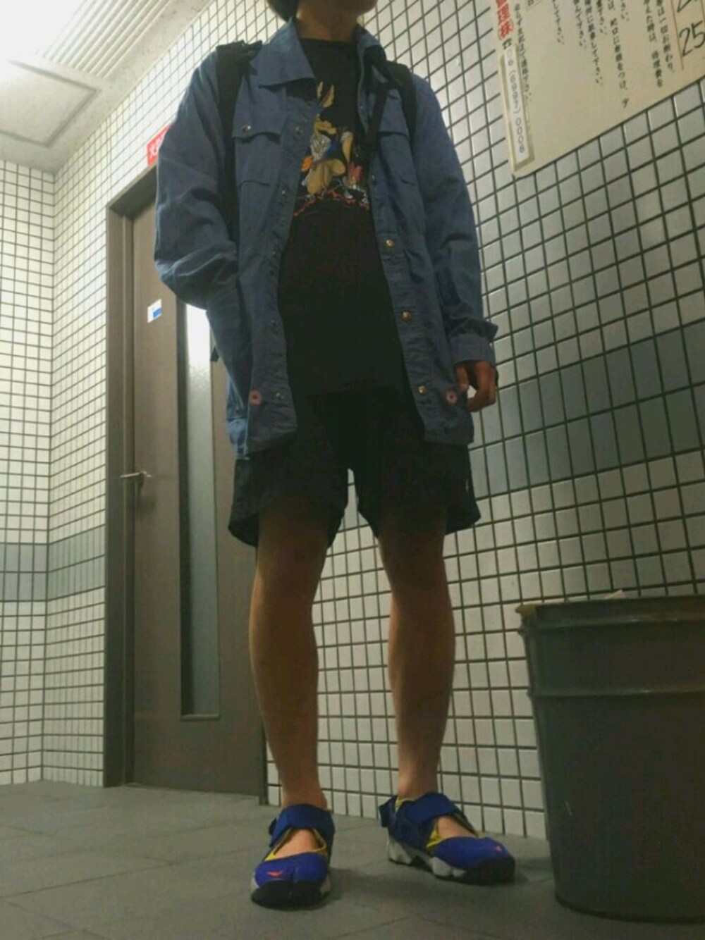 「ルーニー・テューンズ、Tシャツ、polosport、ハーフパンツ、エアリフト、NIKE、リュック、デニムジャケット、used、古着」｜「POLO SPORTSのアイテム（その他パンツ、ブラック系）」を使った、ナカムラさん（メンズ・172cm）の夏コーディネートの1枚目の写真