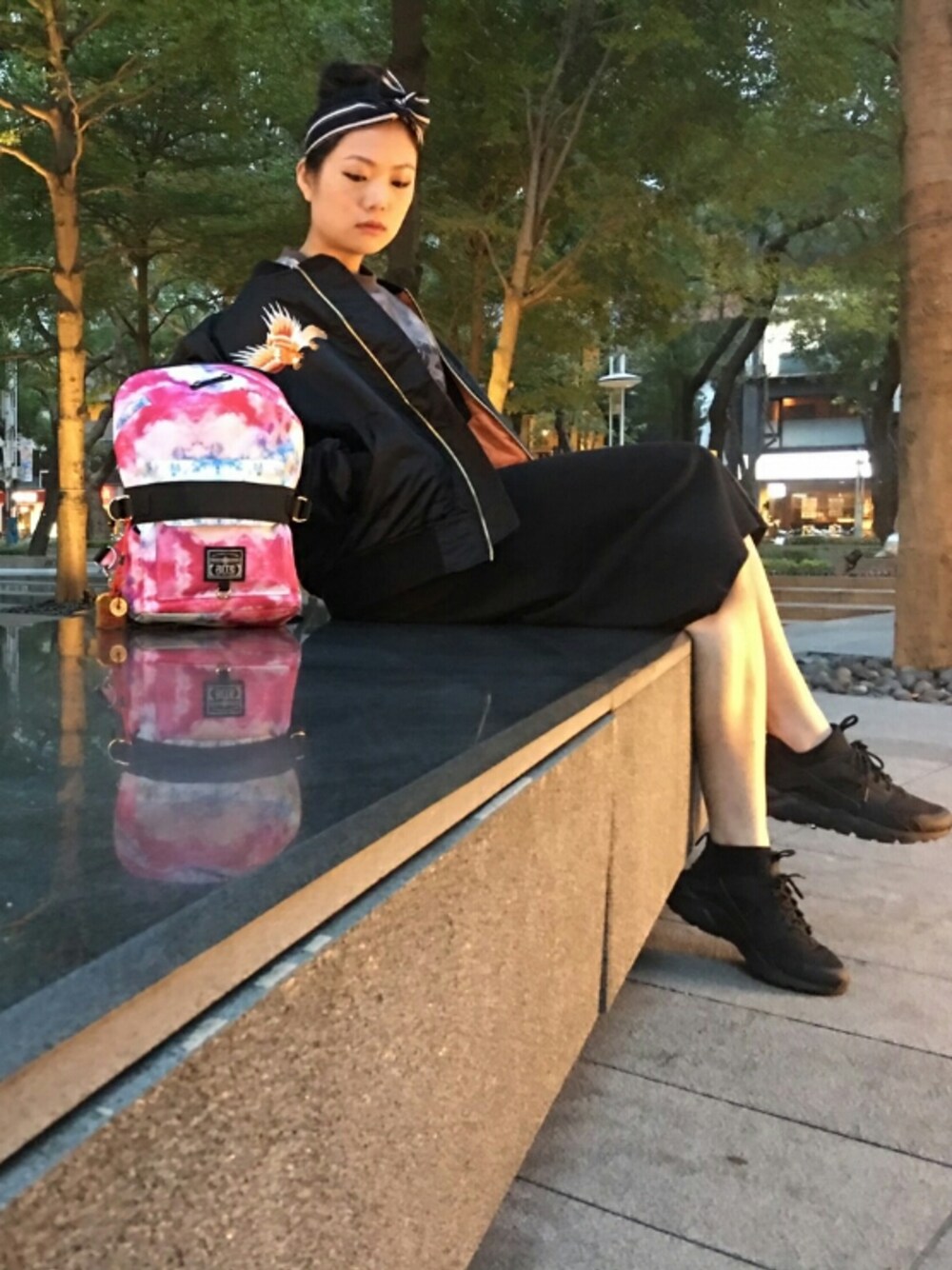 「ootd、ALLBLACK、backpack」｜「B-SIDEのアイテム（ナイロンジャケット、ブラック系）」を使った、Arielさん（レディース・165cm）の冬コーディネートの1枚目の写真
