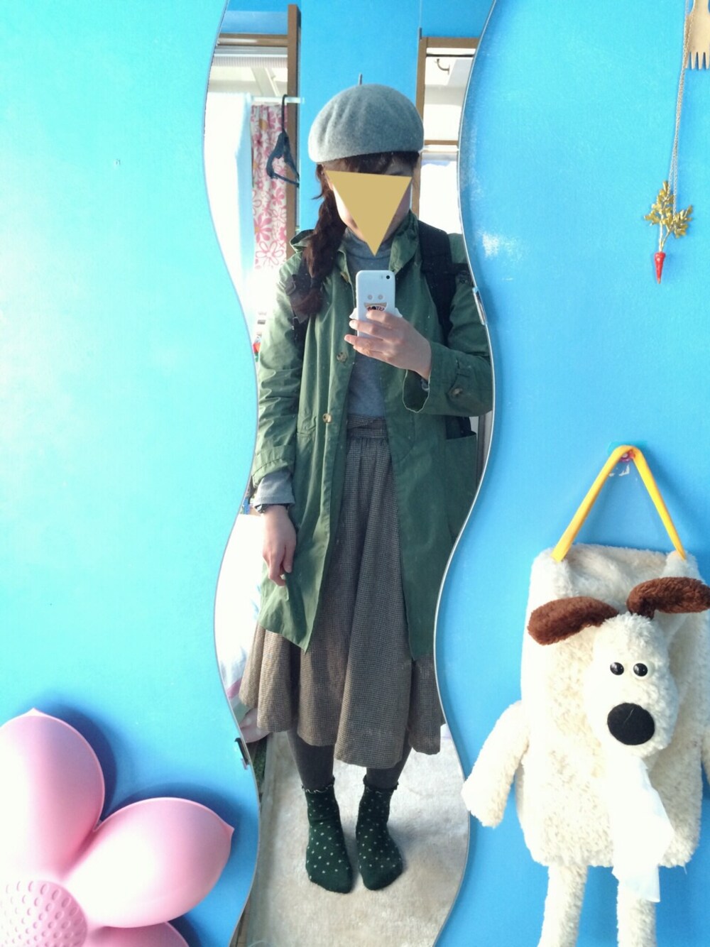 グリーン系のトレンチコート、グレー系のトップス、ブラック系のアナログ腕時計を着用したレディースの春コーディネートの1枚目の写真