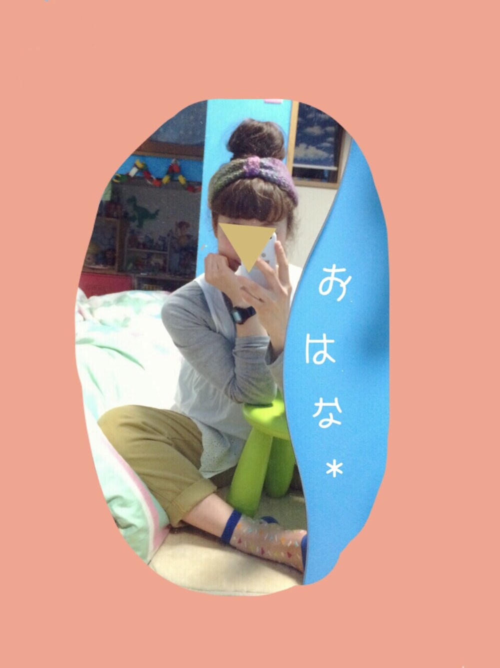 グレー系のトップス、ブルー系のソックス/靴下、パープル系のヘアバンドを着用したレディースの春コーディネートの1枚目の写真