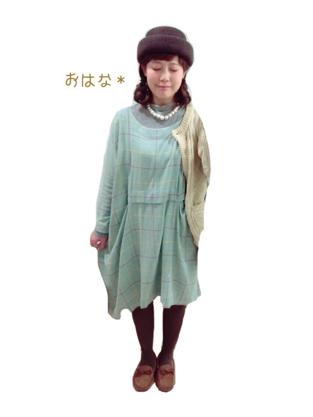 ブルー系のワンピース、グレー系のトップス、ブラウン系のモカシン/デッキシューズを着用したレディースの冬コーディネートの1枚目の写真