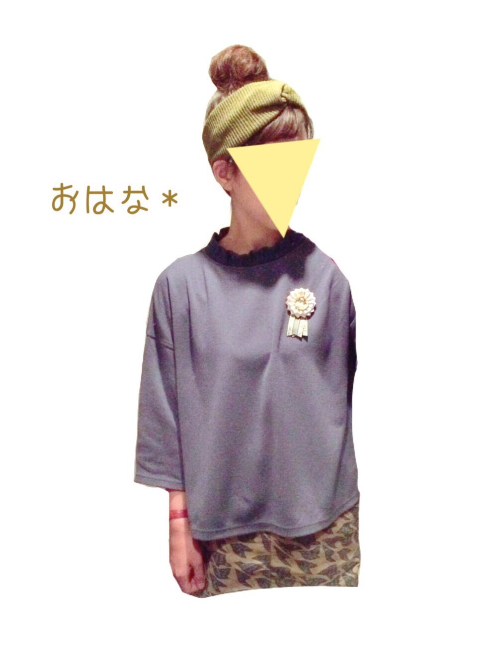 その他のスカート、ブラック系のバックパック/リュック、ブルー系のその他トップスを着用したレディースの秋コーディネートの1枚目の写真