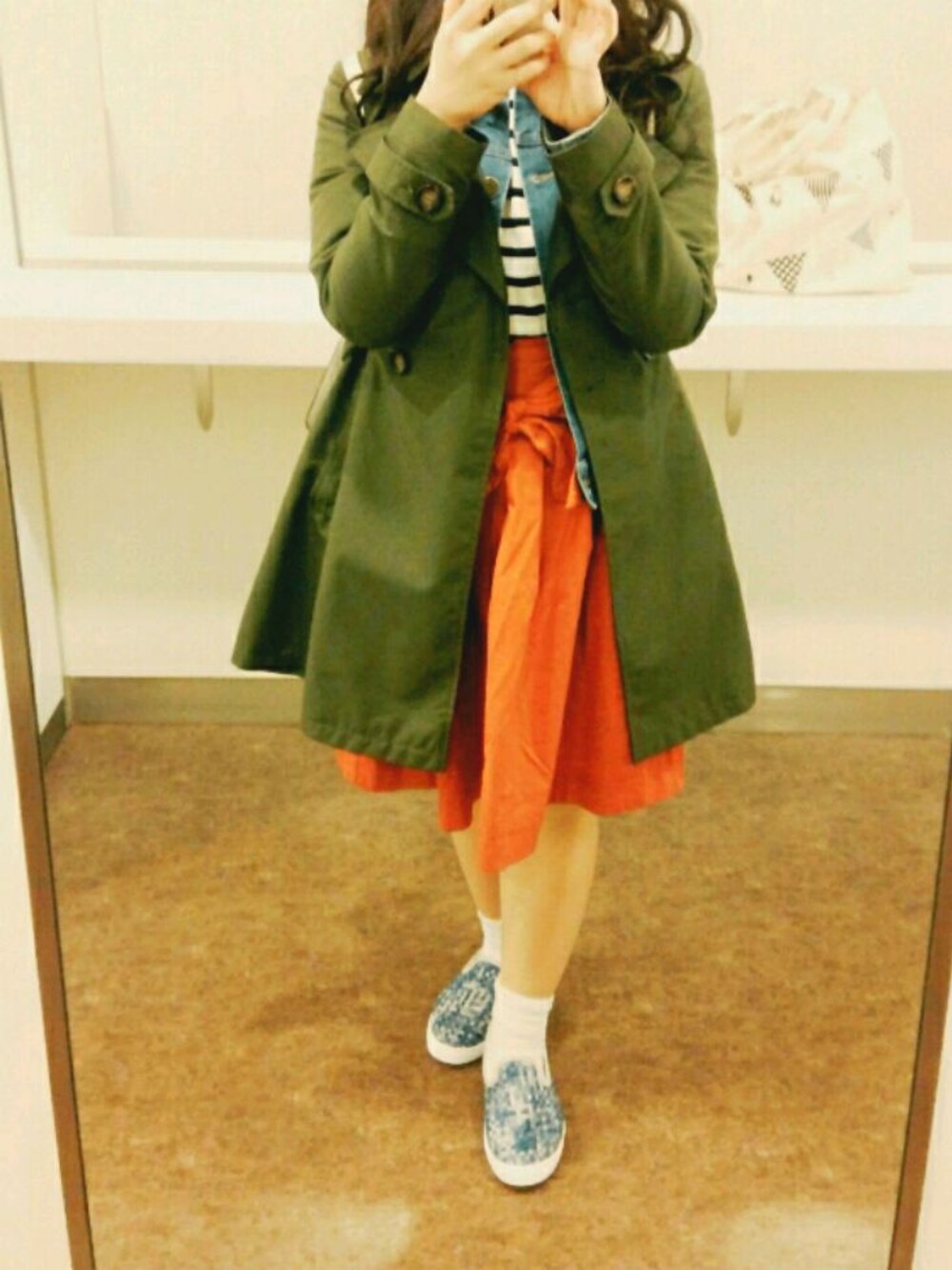 「アースカラー、トレンチコート、カジュアルコーデ」｜「OLIVE des OLIVEのアイテム（スカート、オレンジ系）」を使った、のいるさん（レディース・155cm）の春コーディネートの1枚目の写真