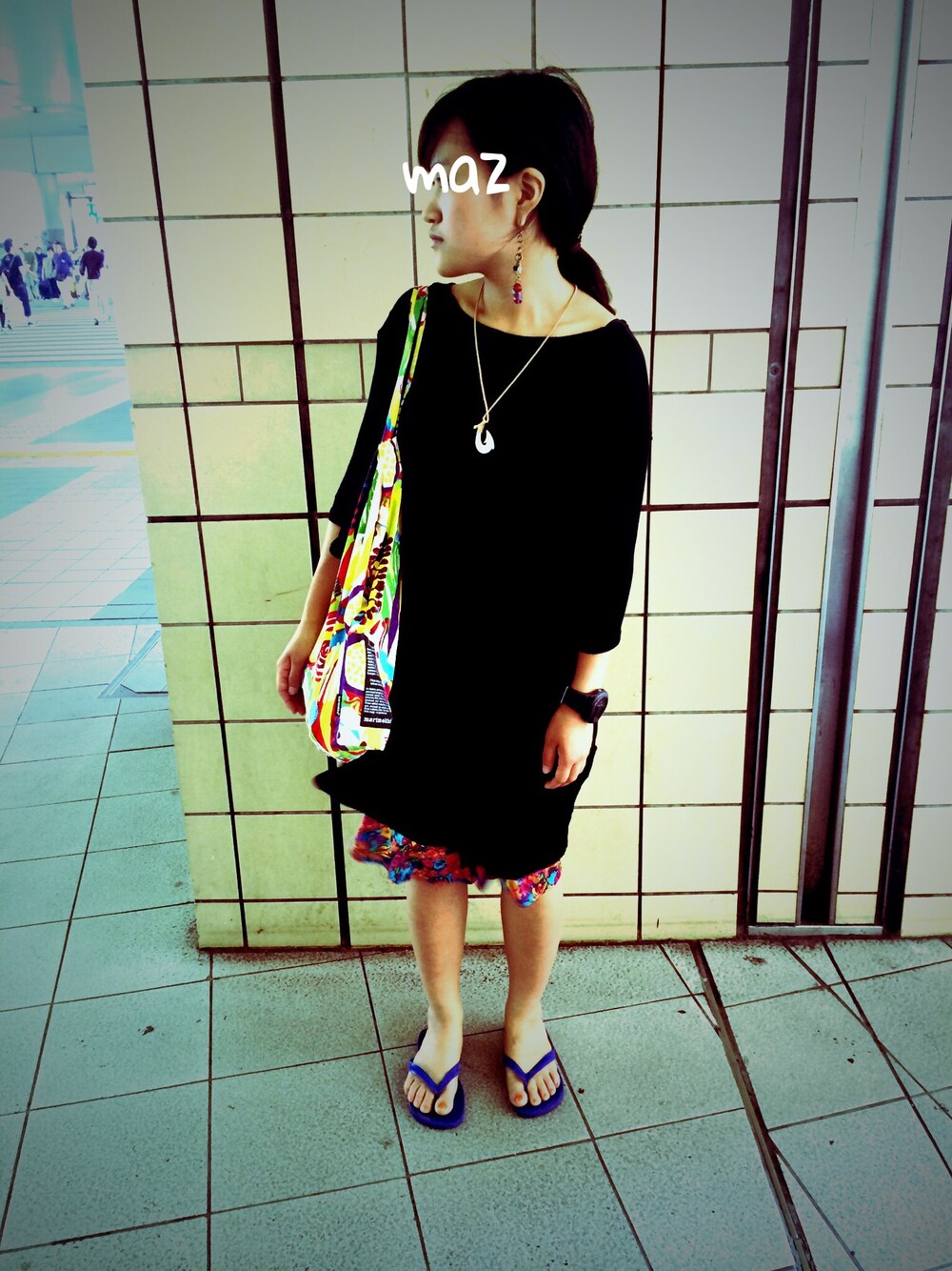 ブルー系のサンダル、イエロー系のトートバッグを着用したレディースの夏コーディネートの1枚目の写真