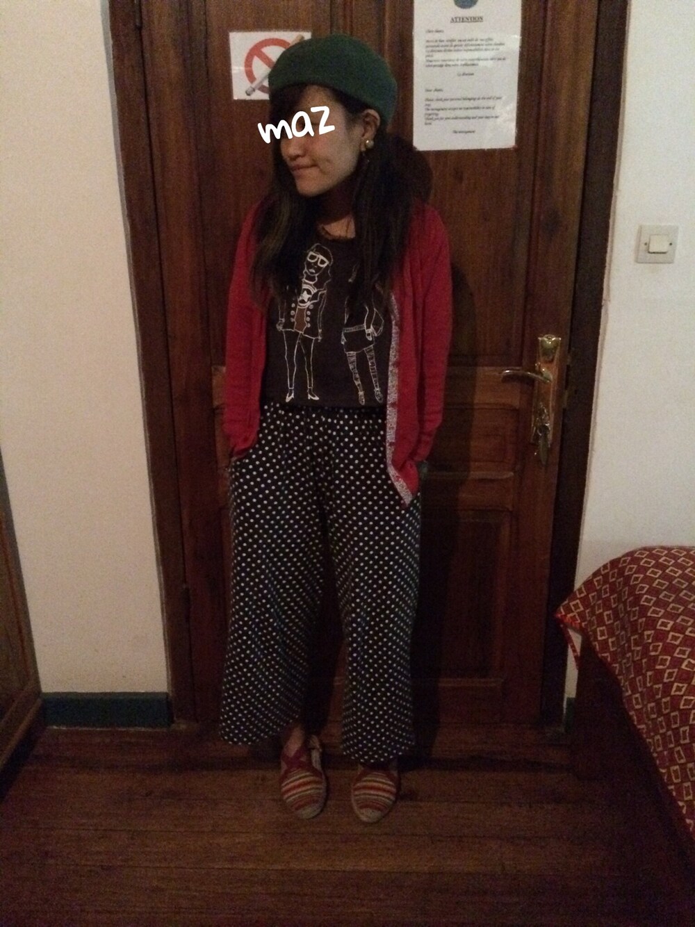 レッド系のカーディガン/ボレロ、ブラック系のその他パンツを着用したレディースの夏コーディネートの1枚目の写真