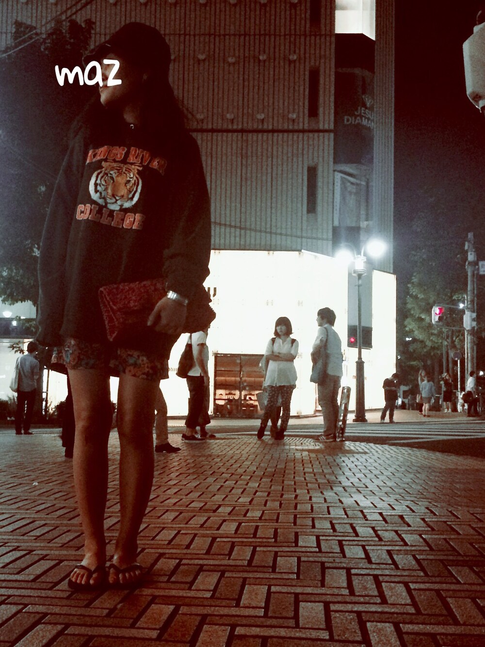 ブラック系のパーカー、ブルー系のサンダルを着用したレディースの秋コーディネートの1枚目の写真