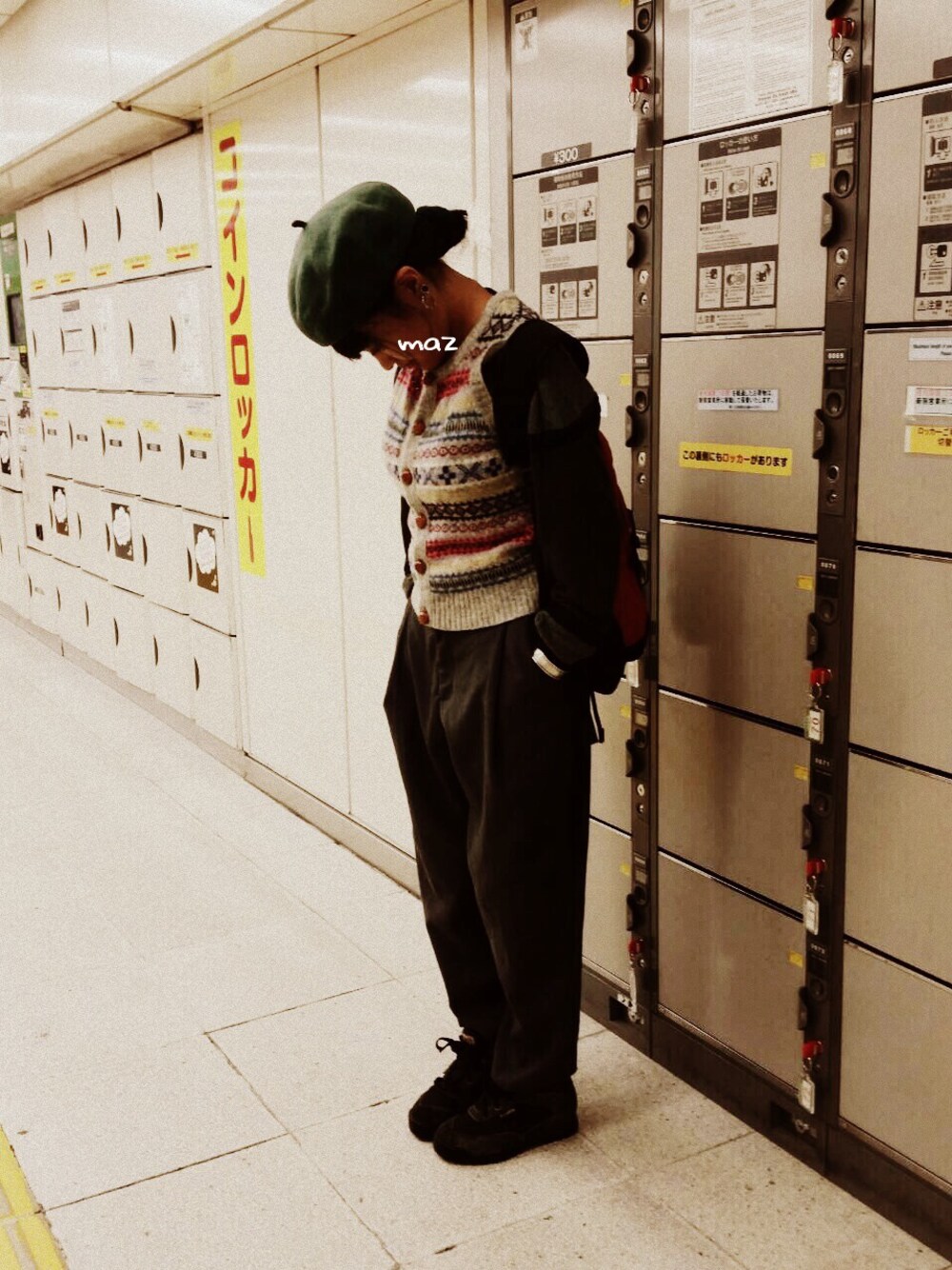 グレー系のベスト、グリーン系のその他トップス、グレー系のその他パンツを着用したレディースの秋コーディネートの1枚目の写真