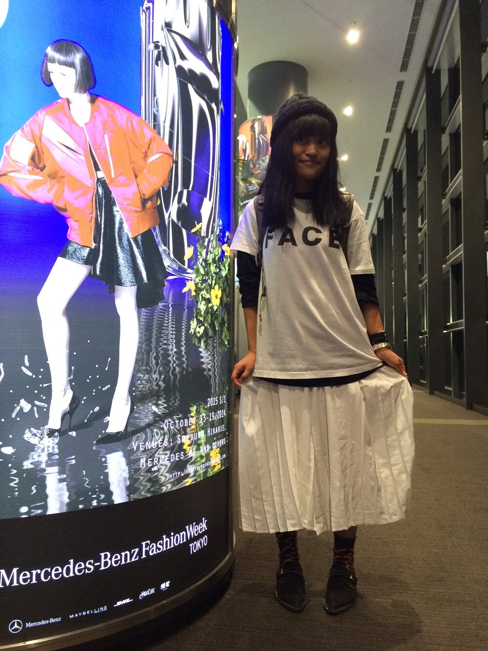 ホワイト系のTシャツ/カットソー、ホワイト系のその他パンツ、ブラック系のその他シューズを着用したレディースの秋コーディネートの1枚目の写真
