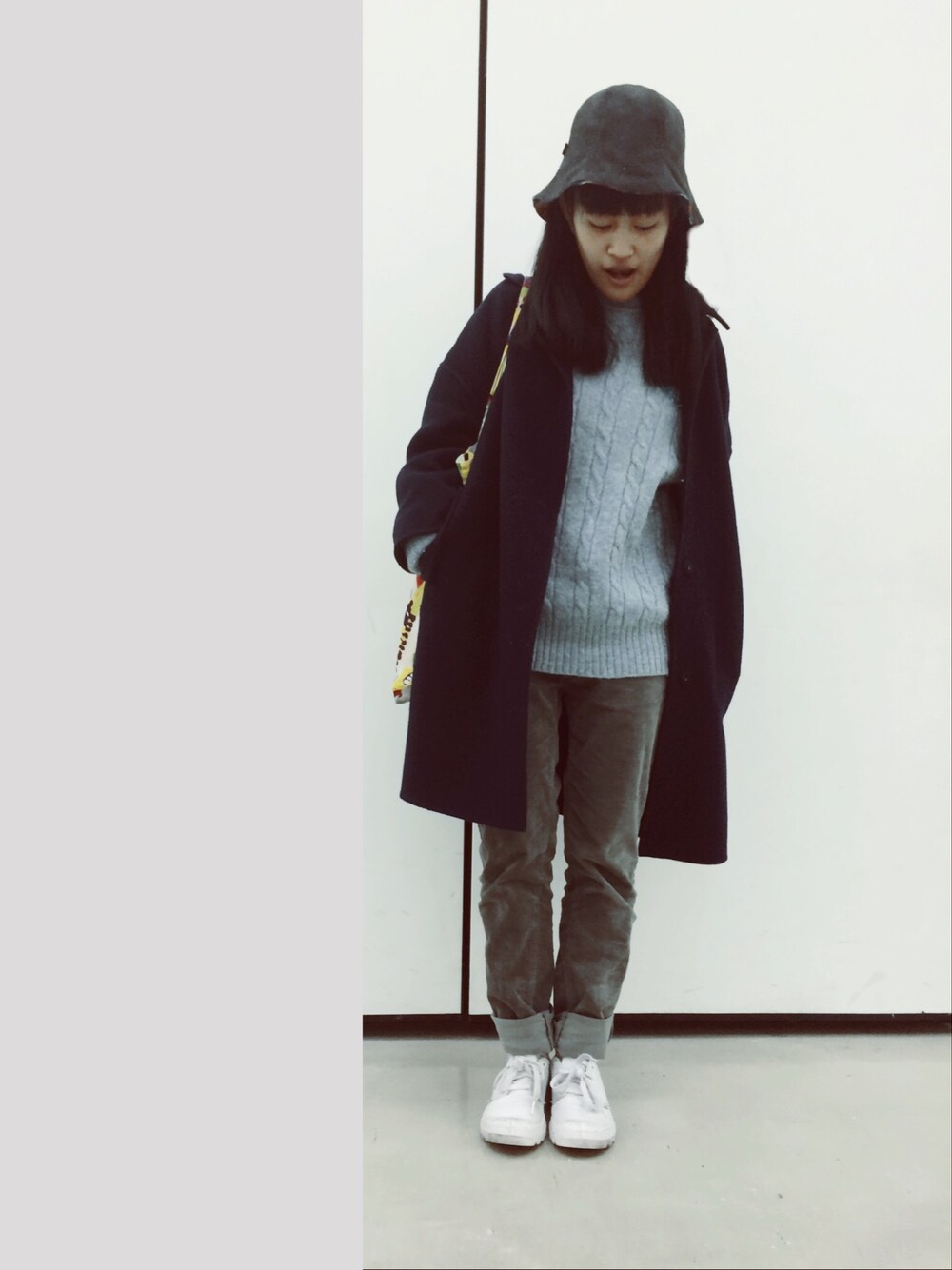 ブルー系のその他アウター、ブルー系のニット/セーター、グレー系のその他パンツを着用したレディースの冬コーディネートの1枚目の写真