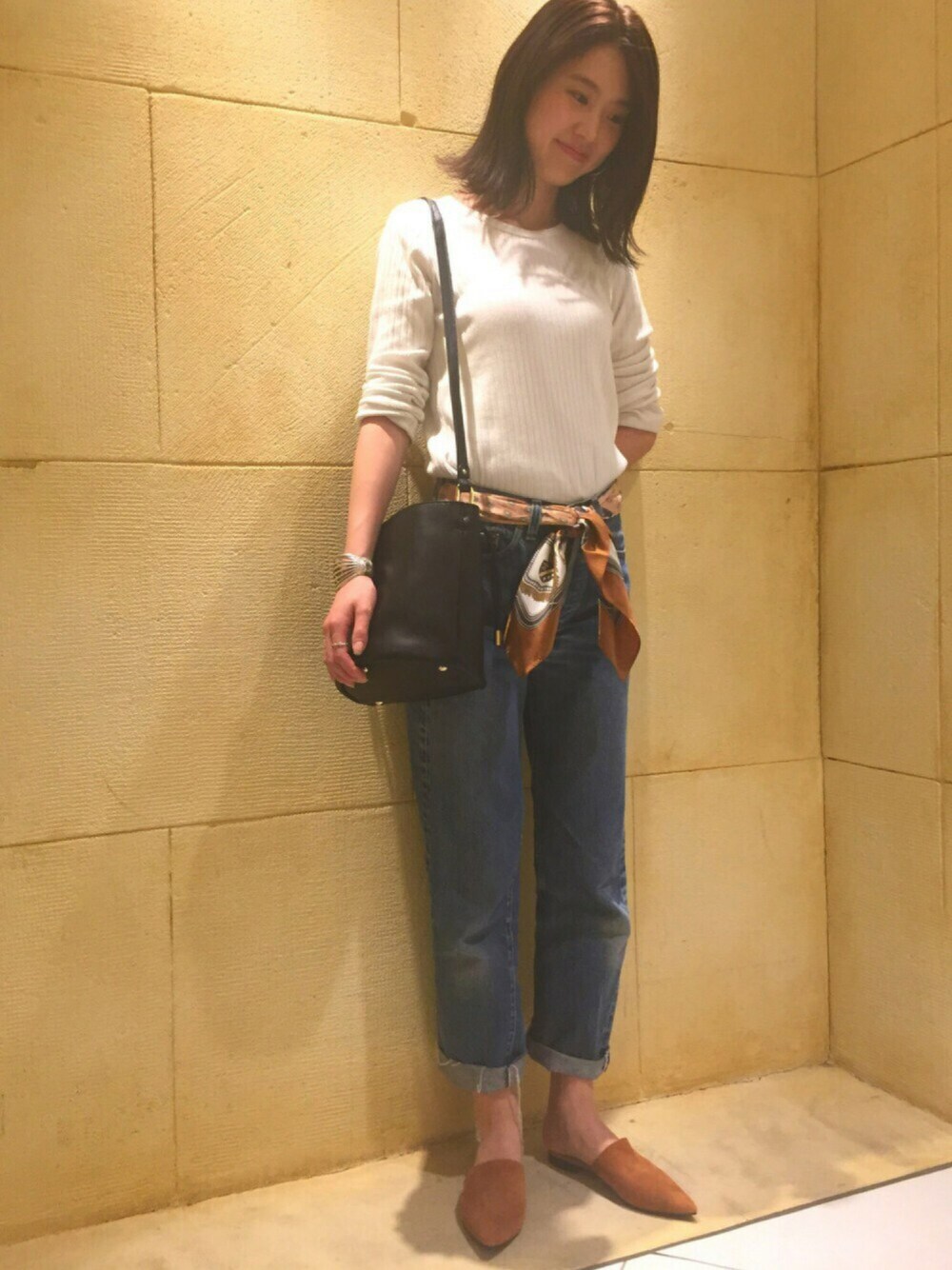 「BEAUTY&YOUTH UNITED ARROWS、united arrows、秋コーデ、秋、スカーフ、スカーフアレンジ、Levi's、スエードシューズ」｜「BEAUTY&YOUTH UNITED ARROWSのBY ワイドリブ 5分袖カットソー（Tシャツ/カットソー、ホワイト系）」を使った、izumi satoさん（レディース・164cm）の秋コーディネートの1枚目の写真