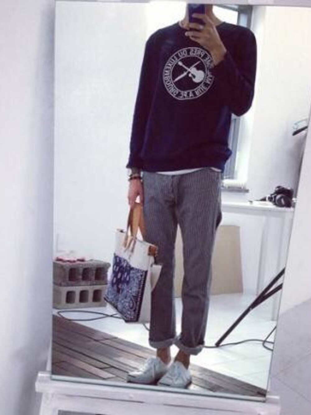 「室拍、简约」｜「CONVERSEのアイテム（チノパンツ、グレー系）」を使った、Uberさん（メンズ・178cm）の冬コーディネートの1枚目の写真