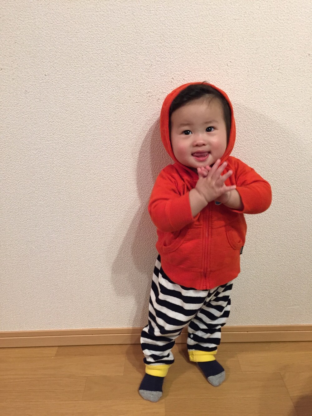 ブラック系のロンパースを着用したレディースの冬コーディネートの1枚目の写真