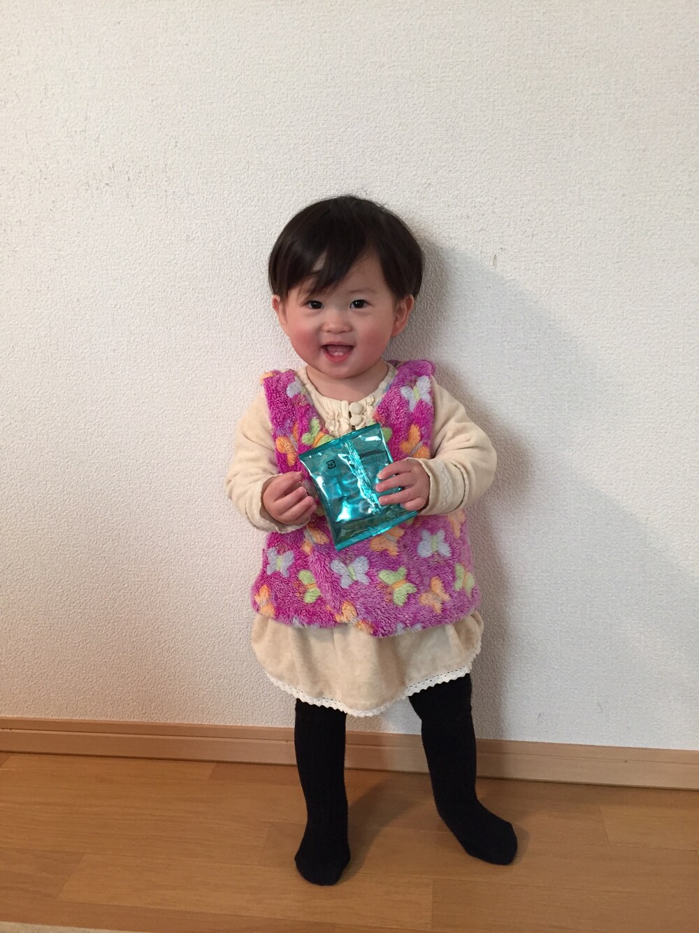 「手作りのアイテム（ベスト、パープル系）」を使った、RUCAさん（レディース・70cm）の冬コーディネートの1枚目の写真