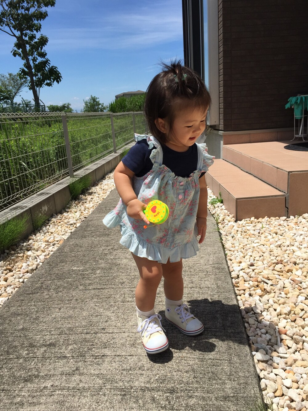 「昭和、おさがり、花柄」｜「サンバードのアイテム（チュニック、ブルー系）」を使った、RUCAさん（キッズ・80cm）の夏コーディネートの1枚目の写真