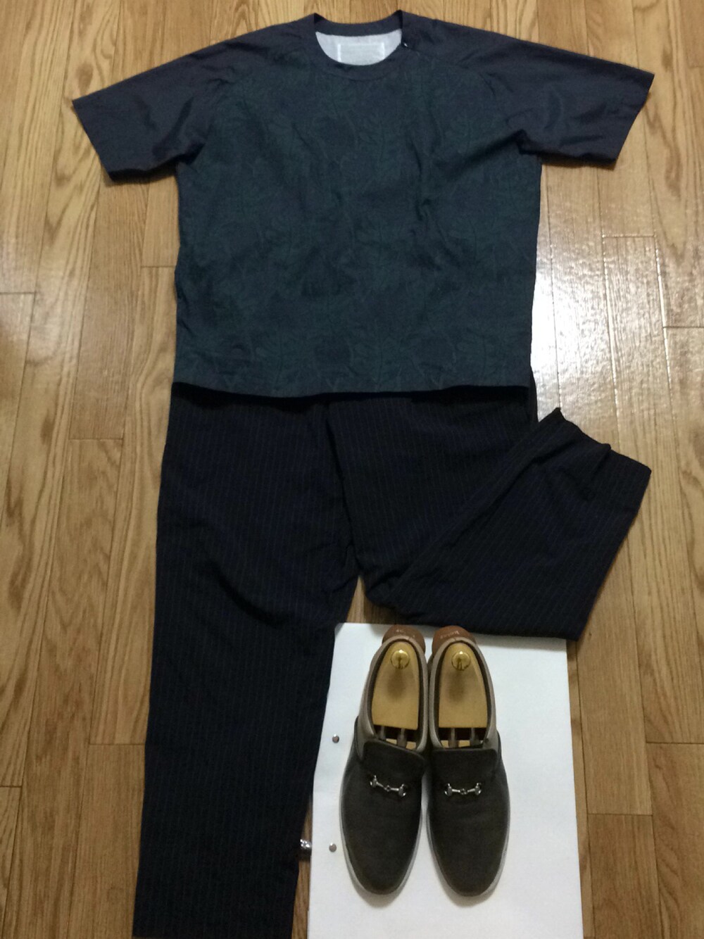 ブラック系のその他パンツ、グリーン系のTシャツ/カットソー、グレー系のその他シューズを着用したメンズの夏コーディネートの1枚目の写真