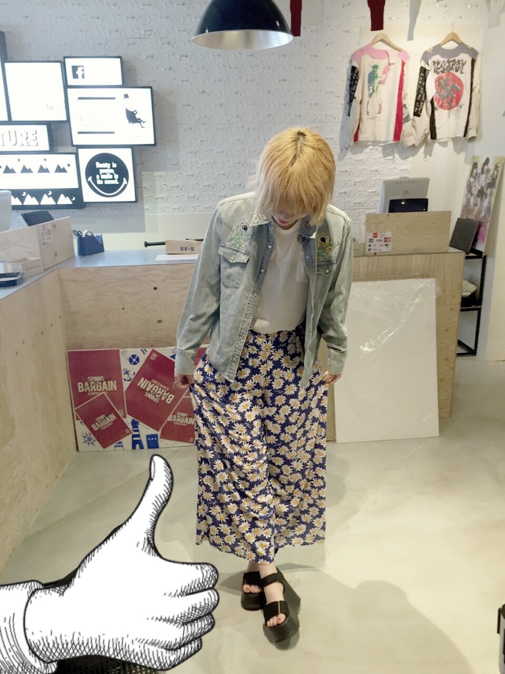 ブルー系のその他パンツ、ブラック系のサンダル、その他のデニムジャケットを着用したレディースの夏コーディネートの1枚目の写真