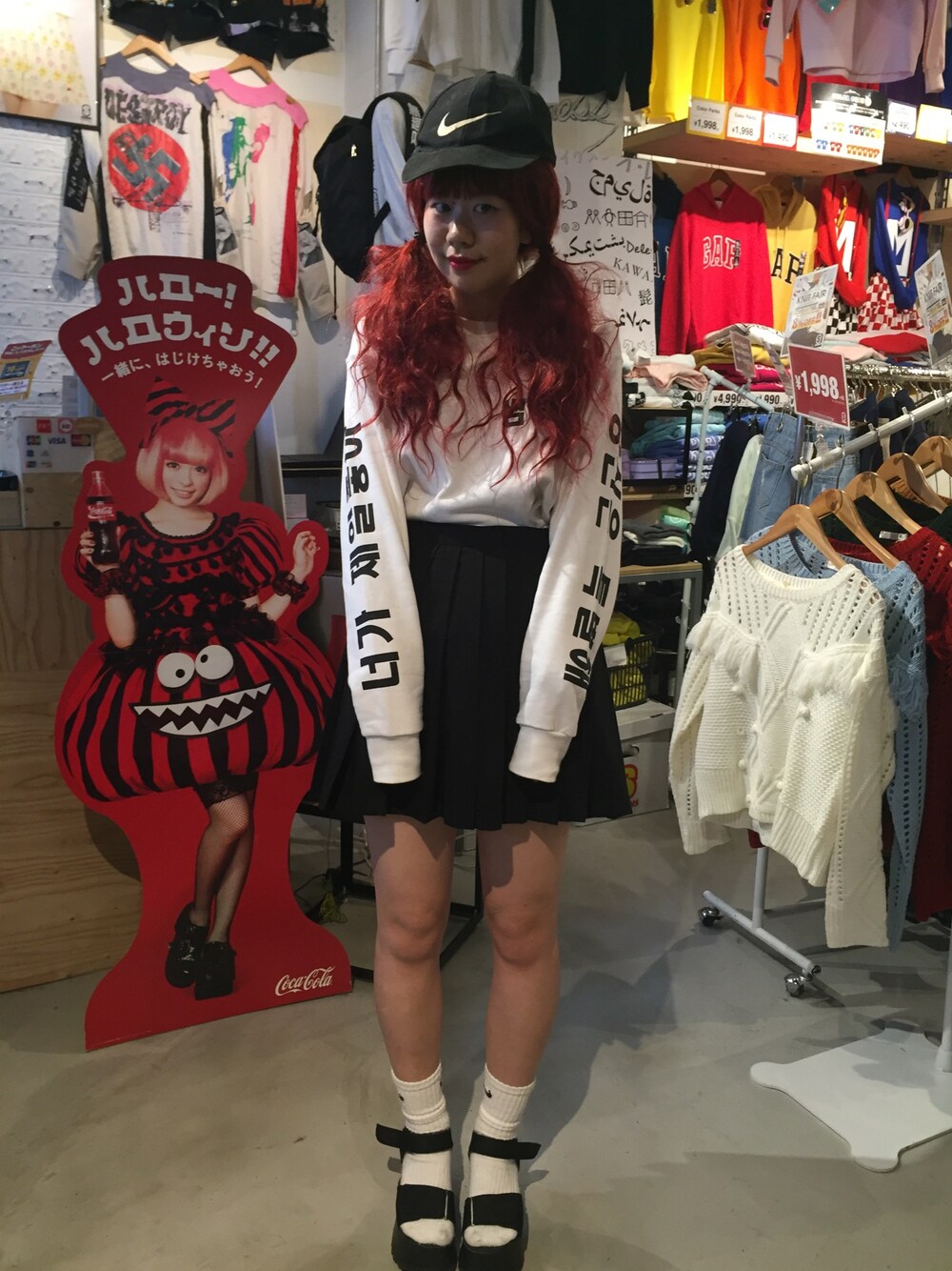 「SPINNS、korea、韓国ファッション、NIKE、モノトーン、プリーツスカート、ウィッグ、きゅんきゅん、恋、袖プリント」｜「SPINNSのアイテム（スウェット、ホワイト系）」を使った、みきてぃ。さん（レディース・168cm）の秋コーディネートの1枚目の写真