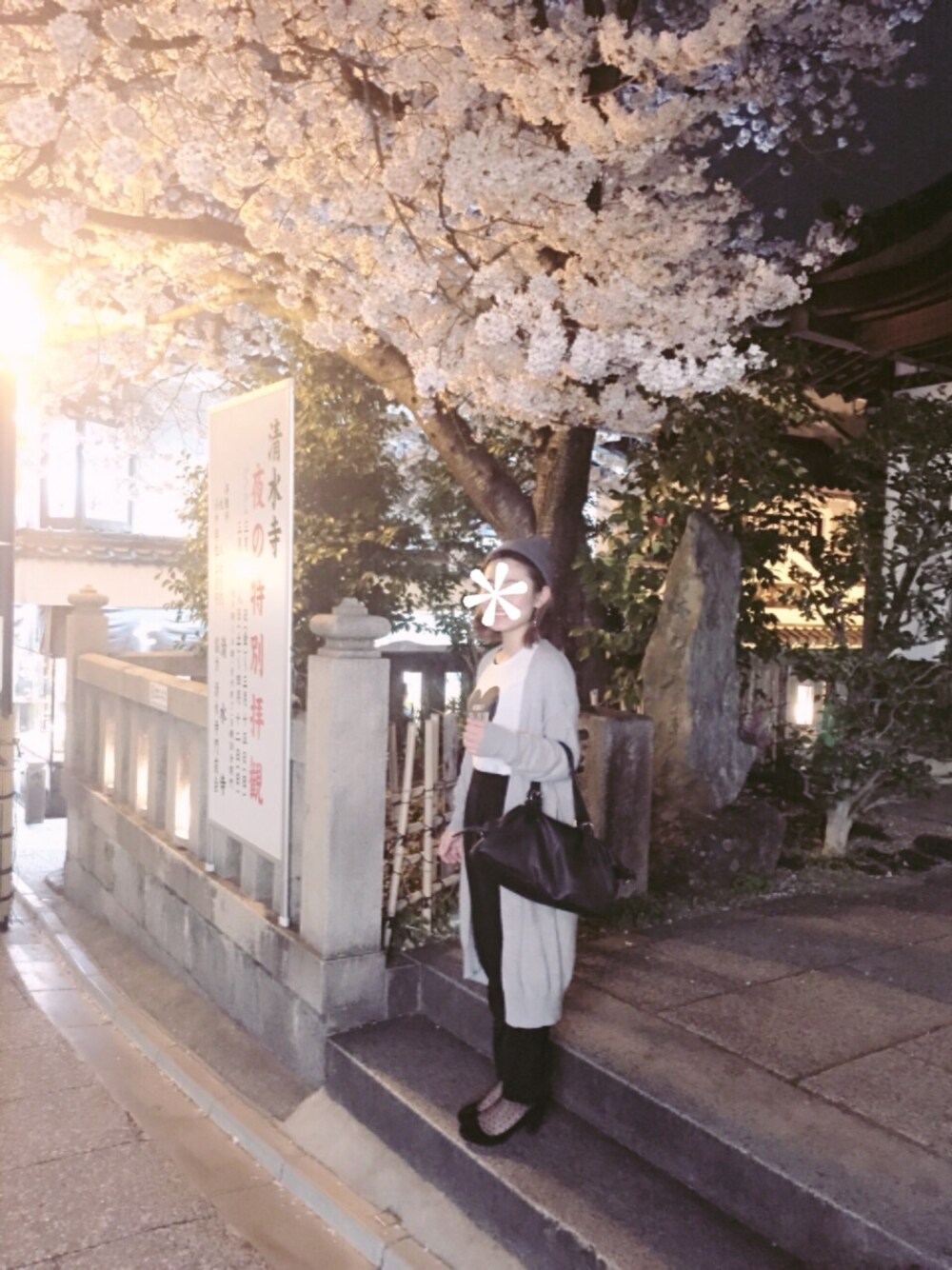 グレー系のトップス、ブラック系のその他パンツ、ホワイト系のTシャツ/カットソーを着用したレディースの春コーディネートの1枚目の写真