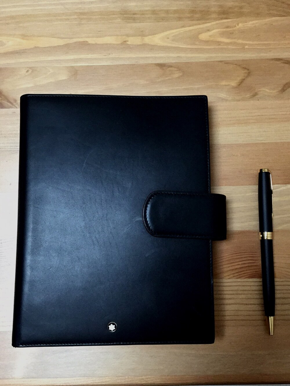「手帳、ボールペン、montblanc、parker、コーディネートじゃなくてごめんなさい」｜「MONTBLANCのアイテム（手帳/メモ帳、ブラック系）」を使った、A.Supertrampさん（メンズ・174cm）の夏コーディネートの1枚目の写真