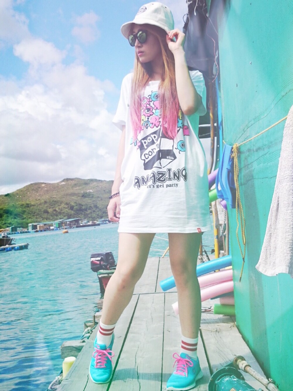 「colorful、color、Tshirts、sporty、outdoor、outfit、korea」｜「alandのアイテム（ハット、ホワイト系）」を使った、Katrina Cmさん（レディース・170cm）の秋コーディネートの1枚目の写真