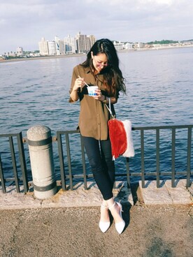 「MURUA（ムルーア）のアイテム（クラッチバッグ、グレー系）」を使った、がんでんさん（レディース・160cm）の秋コーディネート