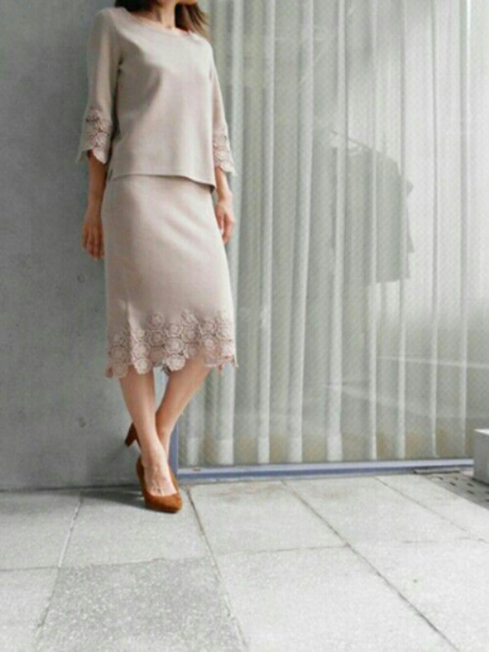 ブラウン系のニット/セーターを着用したレディースの秋コーディネートの1枚目の写真