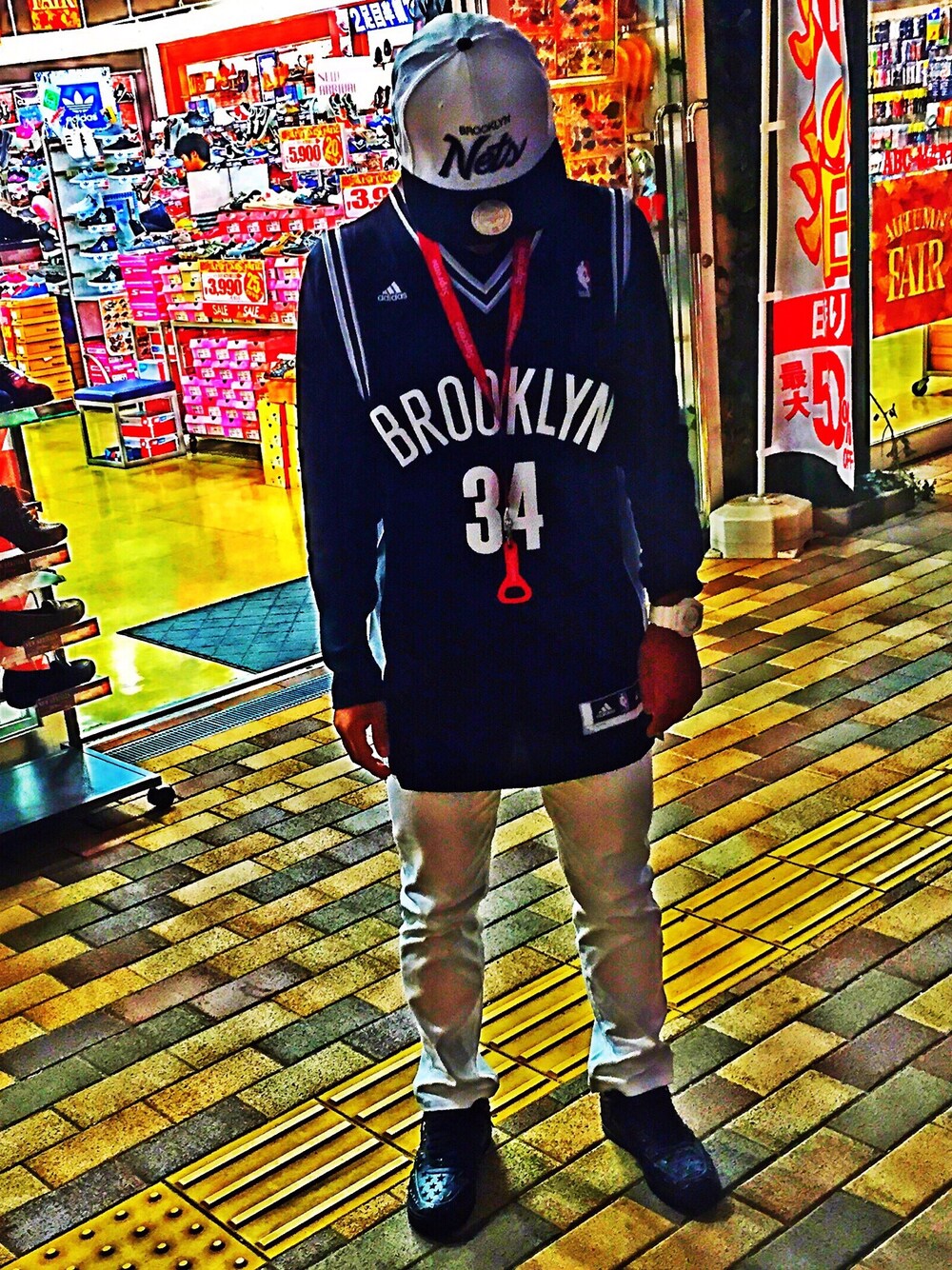 「NETS、ナイキ、NIKE、G-SHOCK、supreme、ミッチェル&ネス、AIR FORCE 1、black、white、アディダス」｜「Mitchell&Nessのアイテム（キャップ、ホワイト系）」を使った、かむかむレモンさん（メンズ・169cm）の秋コーディネートの1枚目の写真