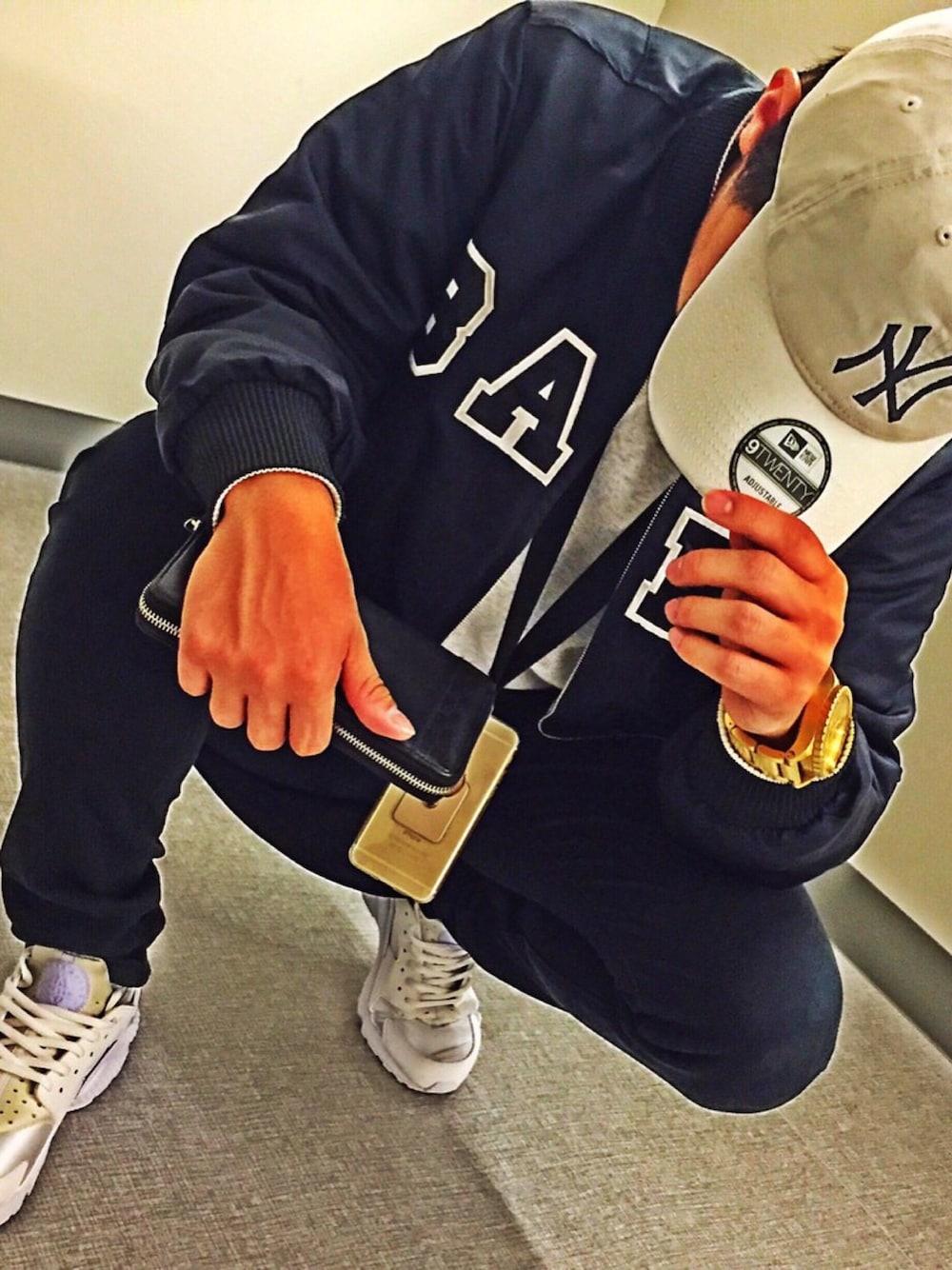 「春コーデ、NIKE、Bape、supreme、アンダーカバー、ストリート、ストリートMIX、シンプル、カジュアルコーデ、ダメージデニムパンツ」｜「A BATHING APEのアイテム（スタジャン、ブラック系）」を使った、かむかむレモンさん（メンズ・270cm）の春コーディネートの1枚目の写真