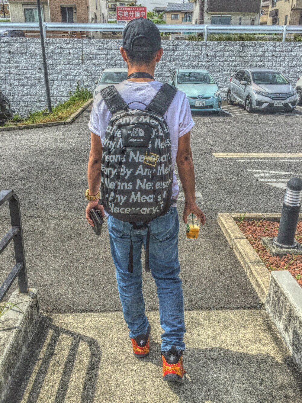 「ストリート、シンプルコーデ、ナイキ、supreme、posite、foamposite、Tシャツ、Bape、THE NORTH FACE、stussy」｜「A BATHING APEのアイテム（Tシャツ/カットソー、ホワイト系）」を使った、かむかむレモンさん（メンズ・170cm）の夏コーディネートの1枚目の写真