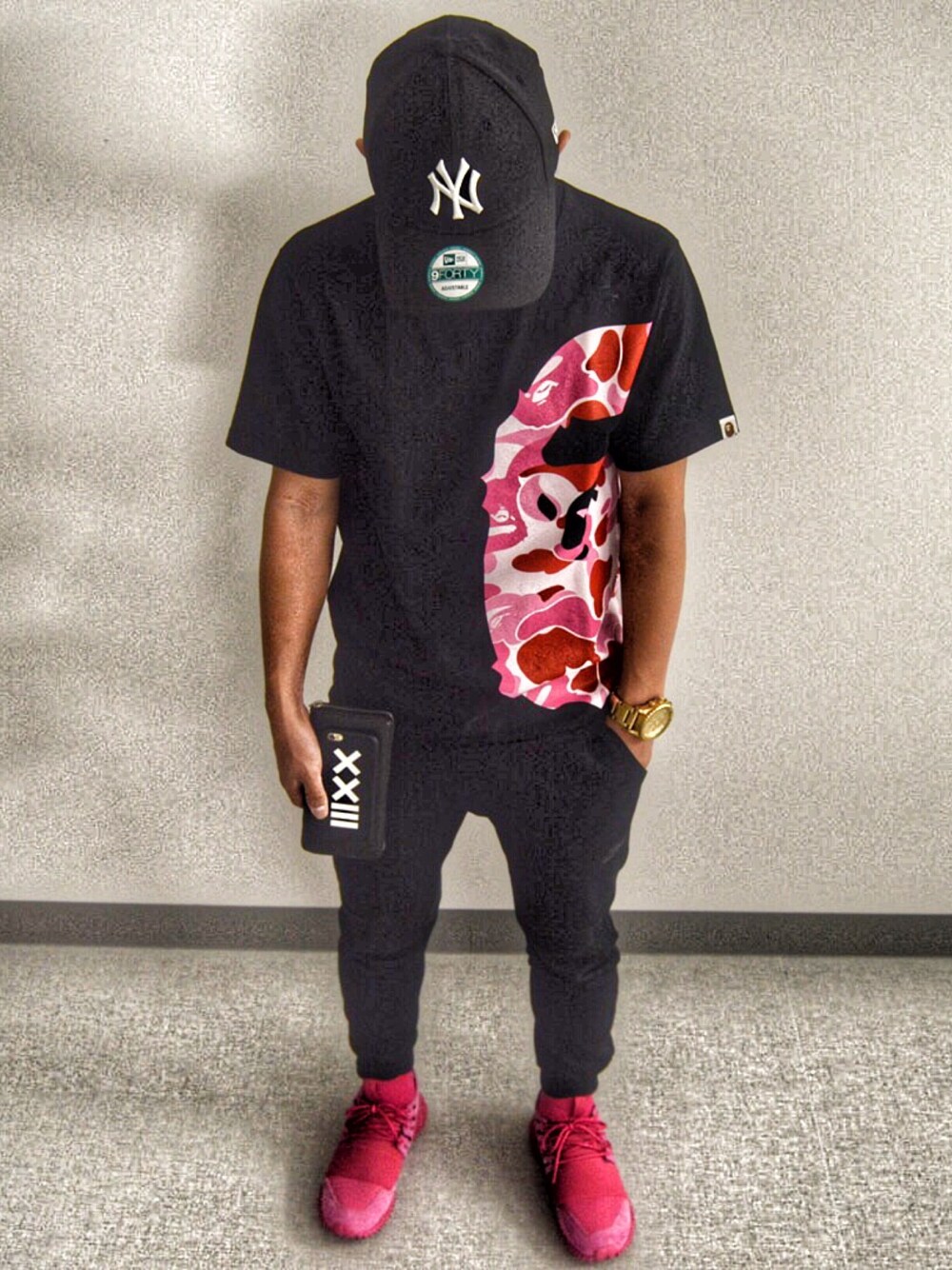 「黒、ピンク、ストリート、NIKE、Bape、NIXON、シャツスタイル、大人カジュアル、スキニー、adidas originals」｜「A BATHING APEのアイテム（Tシャツ/カットソー、ブラック系）」を使った、かむかむレモンさん（メンズ・170cm）の夏コーディネートの1枚目の写真