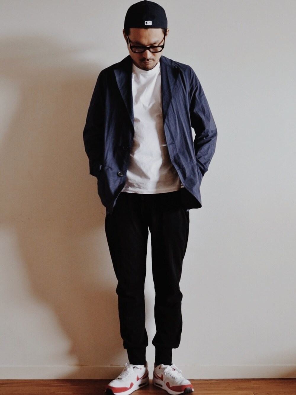 「スウェットパンツ、キャップ、NEW ERA、ナイキ、ナイキスニーカー、ランニングシューズ、シャツスタイル、赤いスニーカー、キャップ後ろかぶり、帽子×メガネ」｜「NEW ERAのNEW ERA MLB ON-FIELD（キャップ、ブルー系）」を使った、LION-DOさん（メンズ・178cm）の秋コーディネートの1枚目の写真