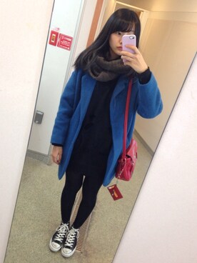 スニーカーを使った 青コート のレディース人気ファッションコーディネート Wear