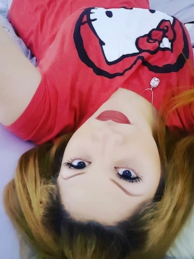 「sanrio（サンリオ）のアイテム（Tシャツ/カットソー、レッド系）」を使った、Fairren Diedrichさん（レディース）の秋コーディネート