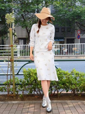 「MERCURYDUO（マーキュリーデュオ）の【DUO】 Flowerレディライクニット（トップス、ブルー系）」を使った、立花 朋実さん（レディース・165cm）の秋コーディネート