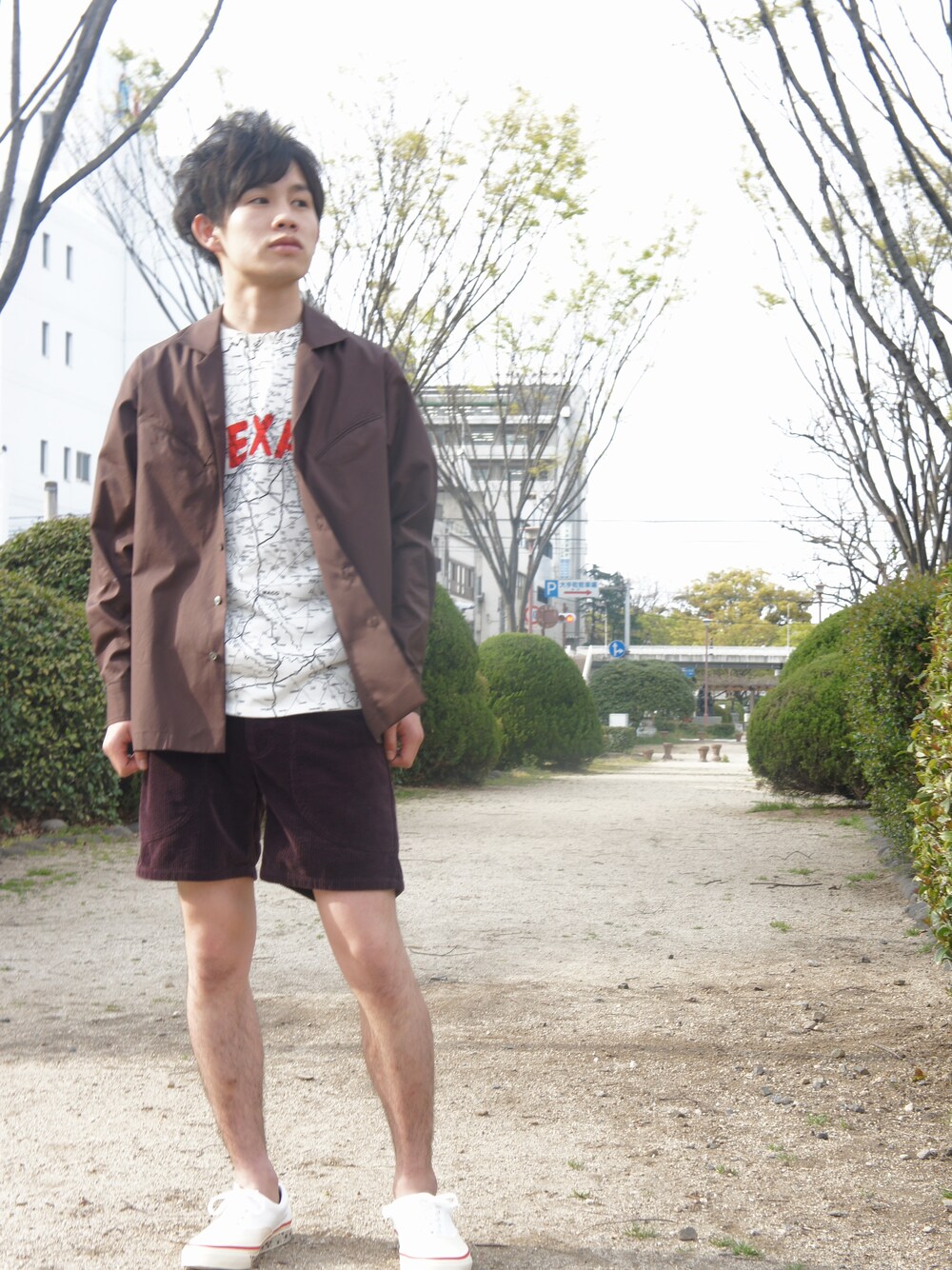 「シャツ、SASQUATCHfabrix、soe、ショーツ、コーディロイ、correspondance、白 スニーカー」｜「soeの100/2 COTTON POPLIN OPEN COLLAR SHIRT（シャツ/ブラウス、ブルー系）」を使った、correspondanceさん（メンズ・168cm）の春コーディネートの1枚目の写真