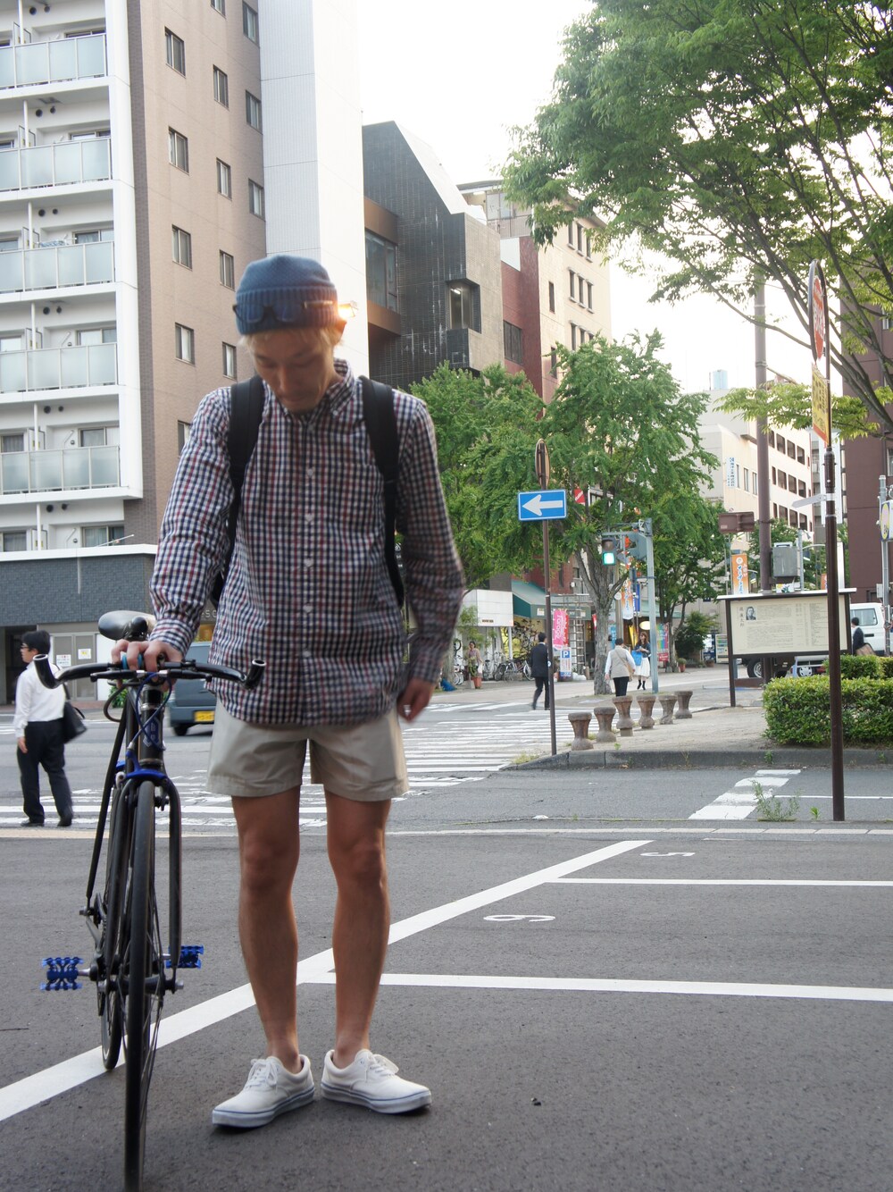「スニーカー、VANS、soe shirts、 ニットキャップ、soe、ショーツ、YAECA、チャリコーデ、チェック シャツ、バックパック/リュック」｜「soe shirtsの100/2 BROAD CLOTH BASIC B.D COLLAR（シャツ/ブラウス、ホワイト系）」を使った、correspondanceさん（メンズ・172cm）の春コーディネートの1枚目の写真
