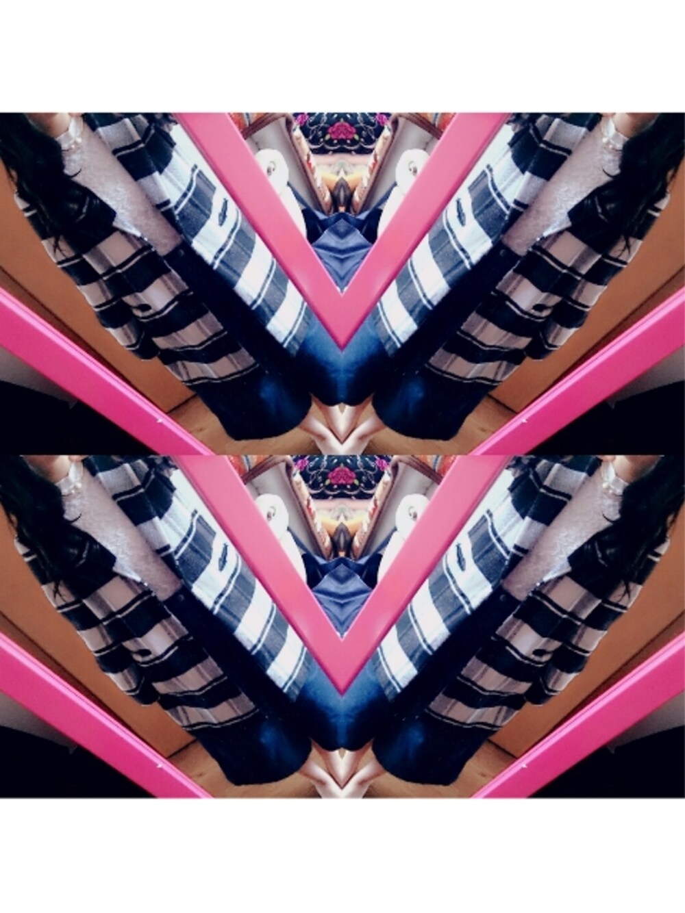 ブラック系のチェスターコート、ホワイト系のトップス、ブルー系のパンツを着用したレディースの春コーディネートの1枚目の写真