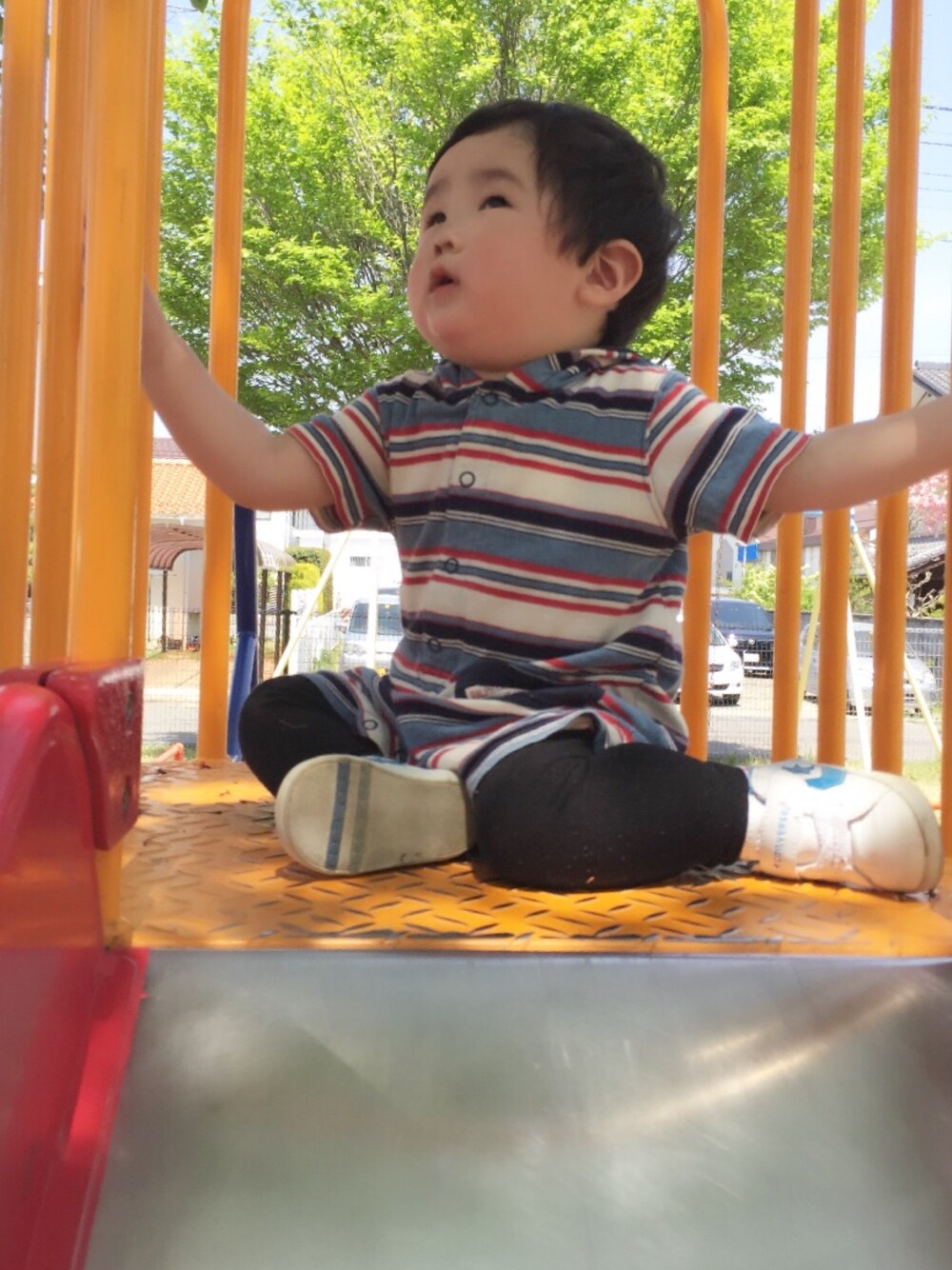 「ボーダー、公園」｜「RALPH LAURENのアイテム（つなぎ/オールインワン、その他）」を使った、eitaさん（キッズ・90cm）の夏コーディネートの1枚目の写真