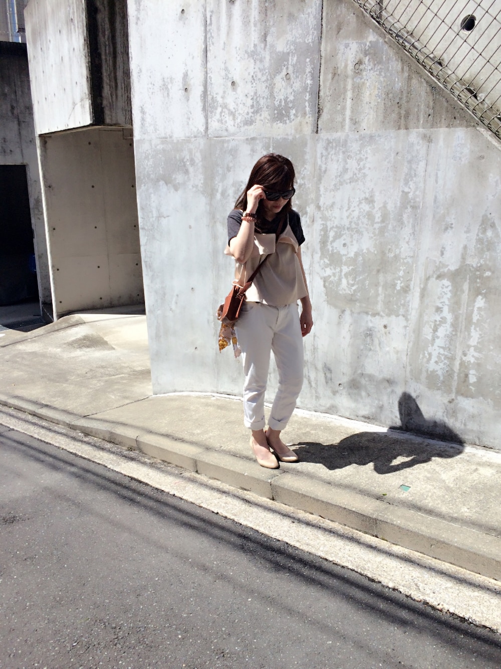 ホワイト系のTシャツ/カットソー、ホワイト系のチノパンツ、ピンク系のキャミソールを着用したレディースの春コーディネートの1枚目の写真