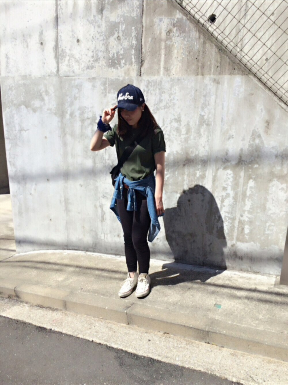 ブルー系のTシャツ/カットソー、ホワイト系のスニーカー、ブルー系のシャツ/ブラウスを着用したレディースの春コーディネートの1枚目の写真