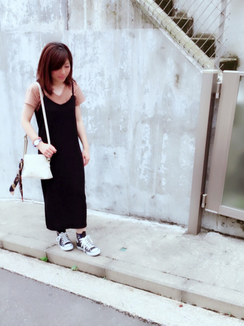 ブラウン系のTシャツ/カットソー、ブラック系のワンピース、ホワイト系のショルダーバッグを着用したレディースの秋コーディネートの1枚目の写真