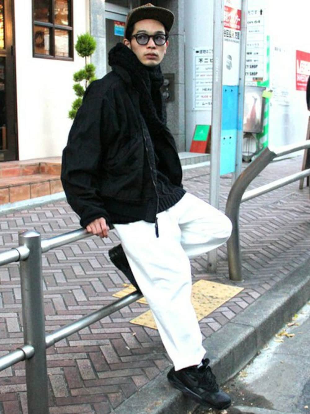 ブラック系のニット/セーター、ブラック系のネックウォーマー/スヌードを着用したメンズの春コーディネートの1枚目の写真