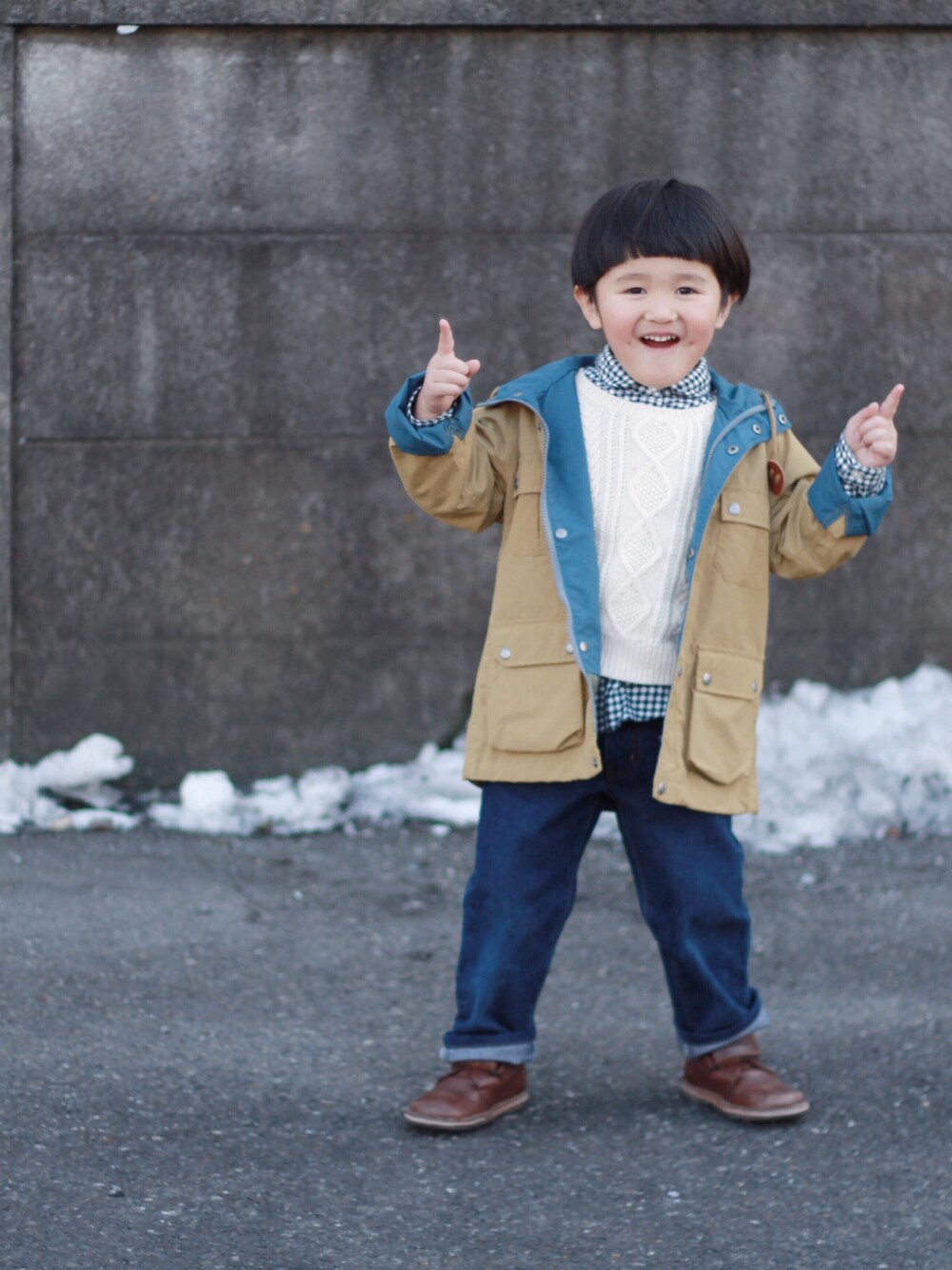 「シェラデザイン、ユニクロ、プチプラ、プチプラコーデ、4歳、男の子、山登り、おじいちゃんコーデ」｜「SIERRA DESIGNSのアイテム（マウンテンパーカー、ベージュ系）」を使った、しんたろうさん（キッズ・100cm）の冬コーディネートの1枚目の写真