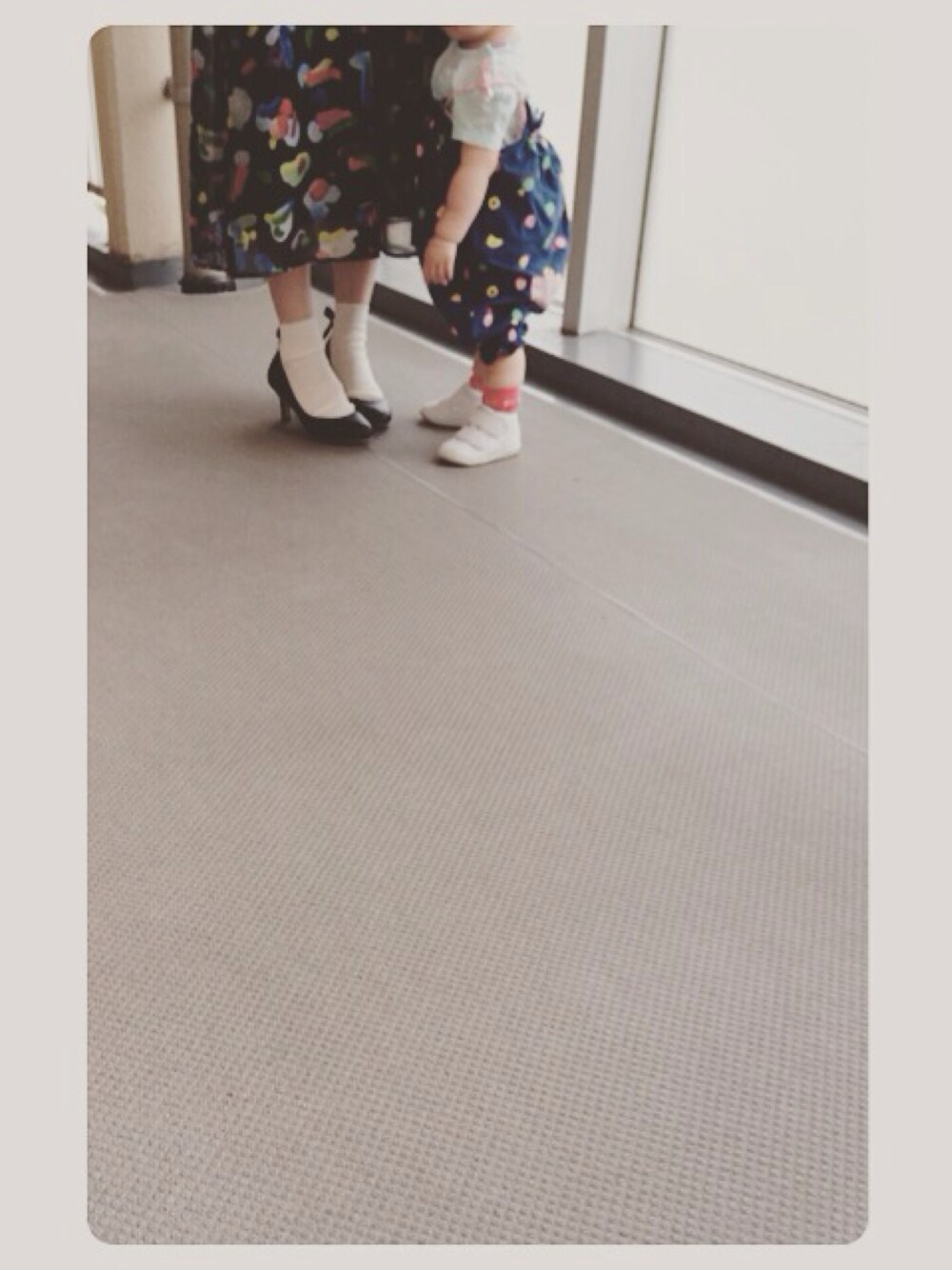 「カラフル、フルーツ柄、柄スカート、パンプス×靴下、リボン、おやこーで。、ハグマグ、hugmug」｜「bulle de savonのビー玉プリント　スカート（スカート、ブラック系）」を使った、fumiさん（レディース・155cm）の夏コーディネートの1枚目の写真