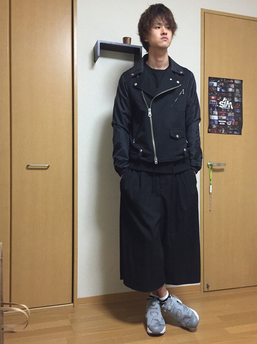 ブラック系のライダースジャケット、ブラック系のスウェット、ブラック系のパンツを着用したメンズの冬コーディネートの1枚目の写真