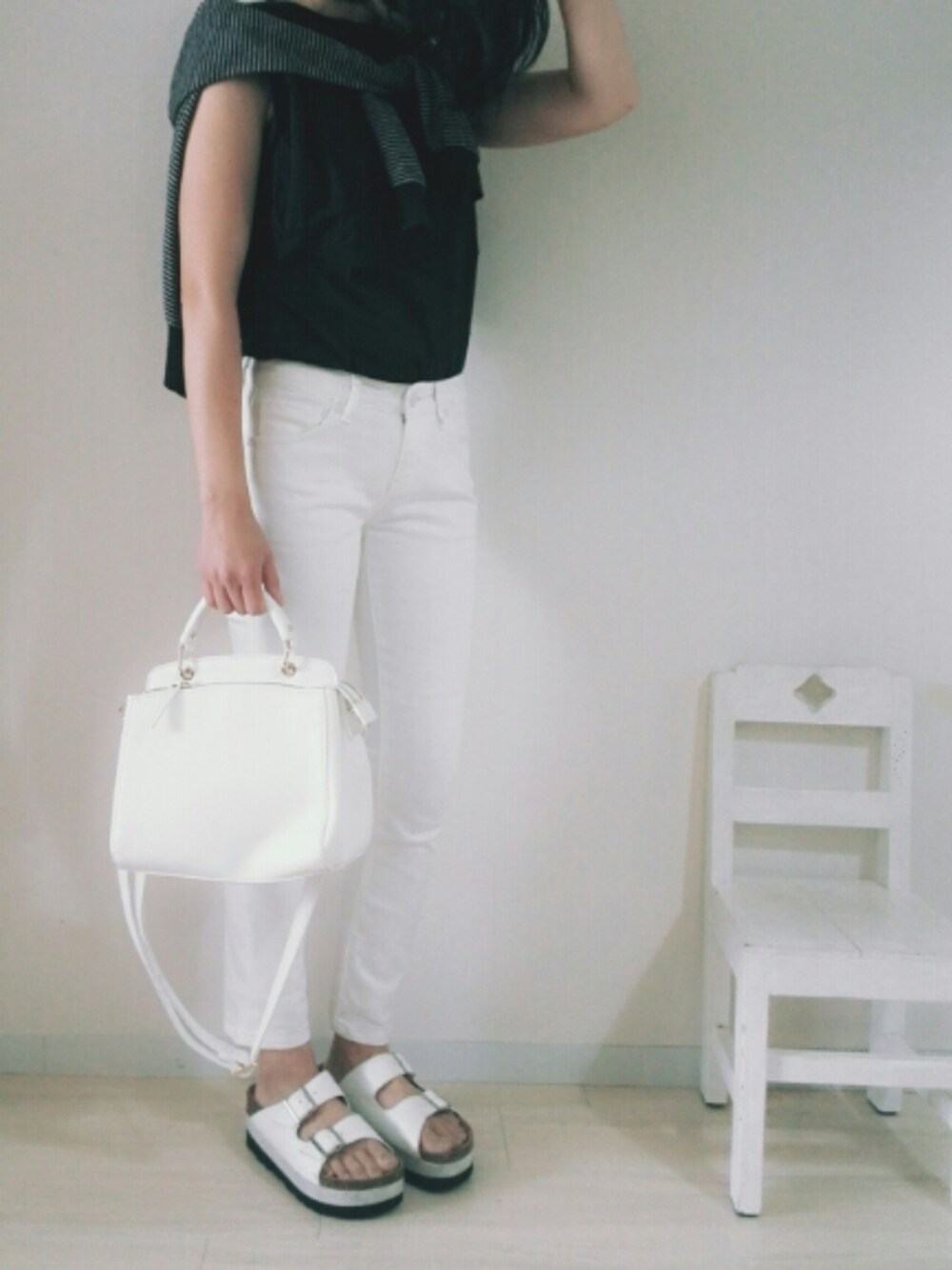 ブルー系のTシャツ/カットソー、ブルー系のカーディガン/ボレロ、ホワイト系のデニムパンツを着用したレディースの夏コーディネートの1枚目の写真