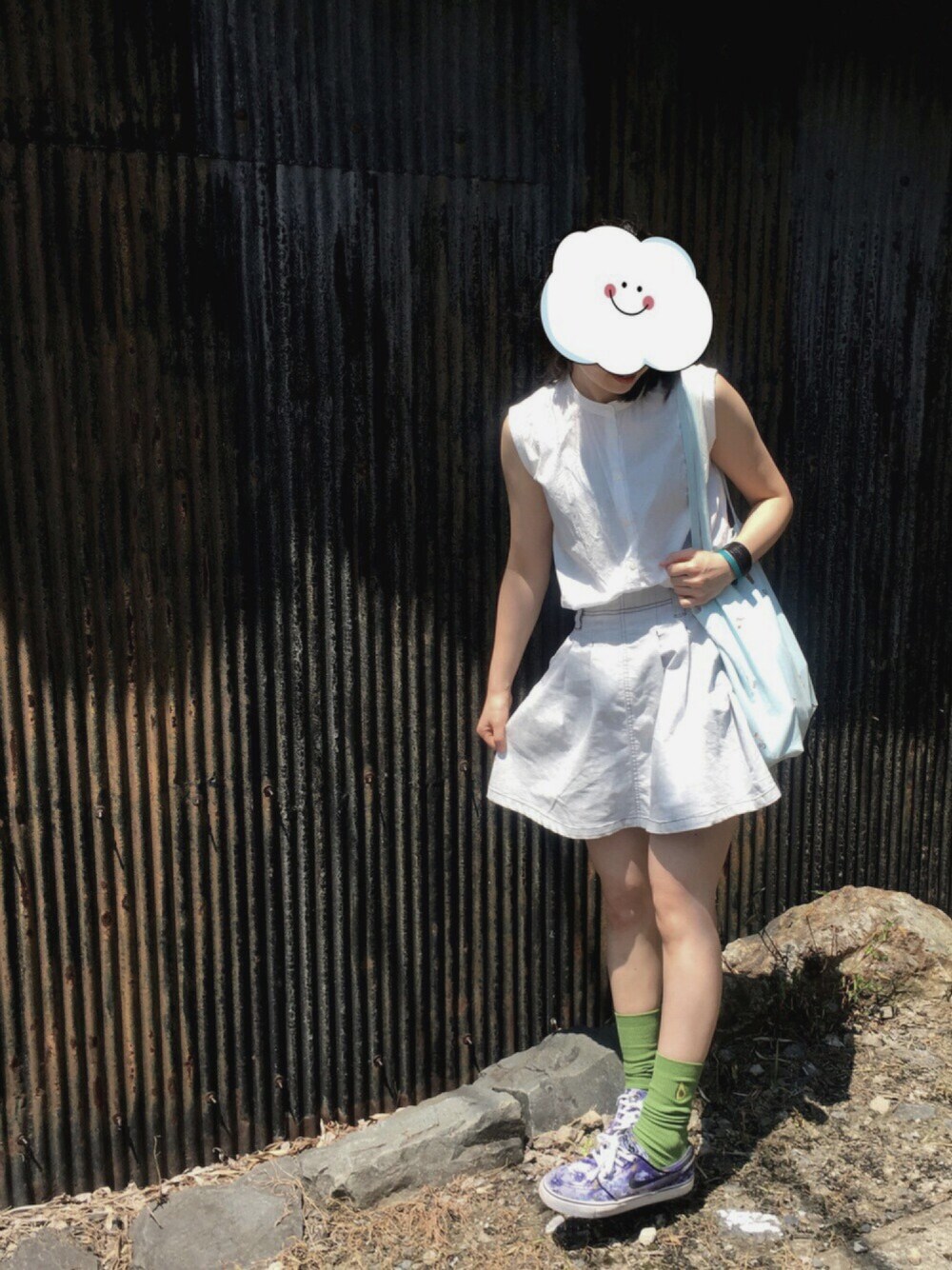 ホワイト系のシャツ/ブラウス、ブルー系のトートバッグ、ブルー系のスニーカーを着用したレディースの夏コーディネートの1枚目の写真