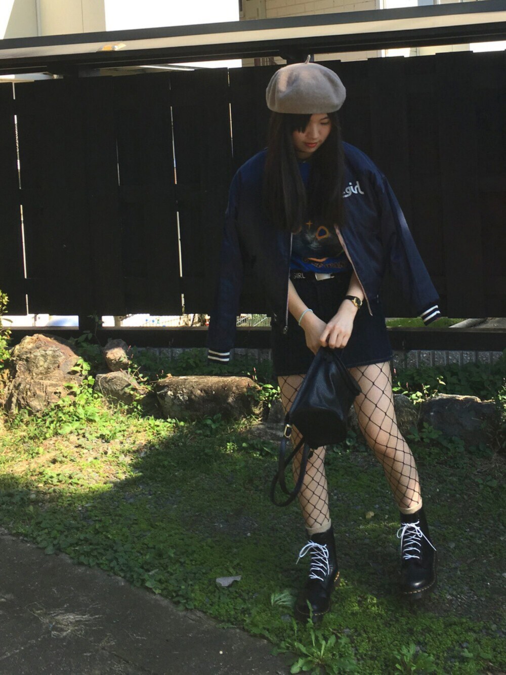 ブルー系のスカジャン、ブルー系のTシャツ/カットソー、ブルー系のデニムスカートを着用したレディースの秋コーディネートの1枚目の写真