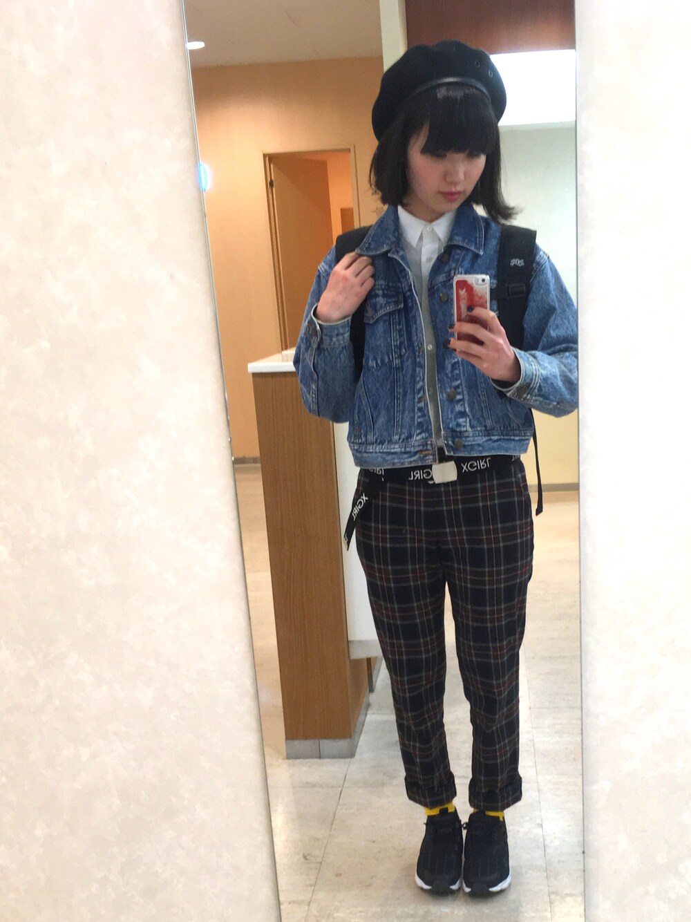 ブラック系のバックパック/リュック、ブルー系のデニムジャケット、ホワイト系のシャツ/ブラウスを着用したレディースの秋コーディネートの1枚目の写真