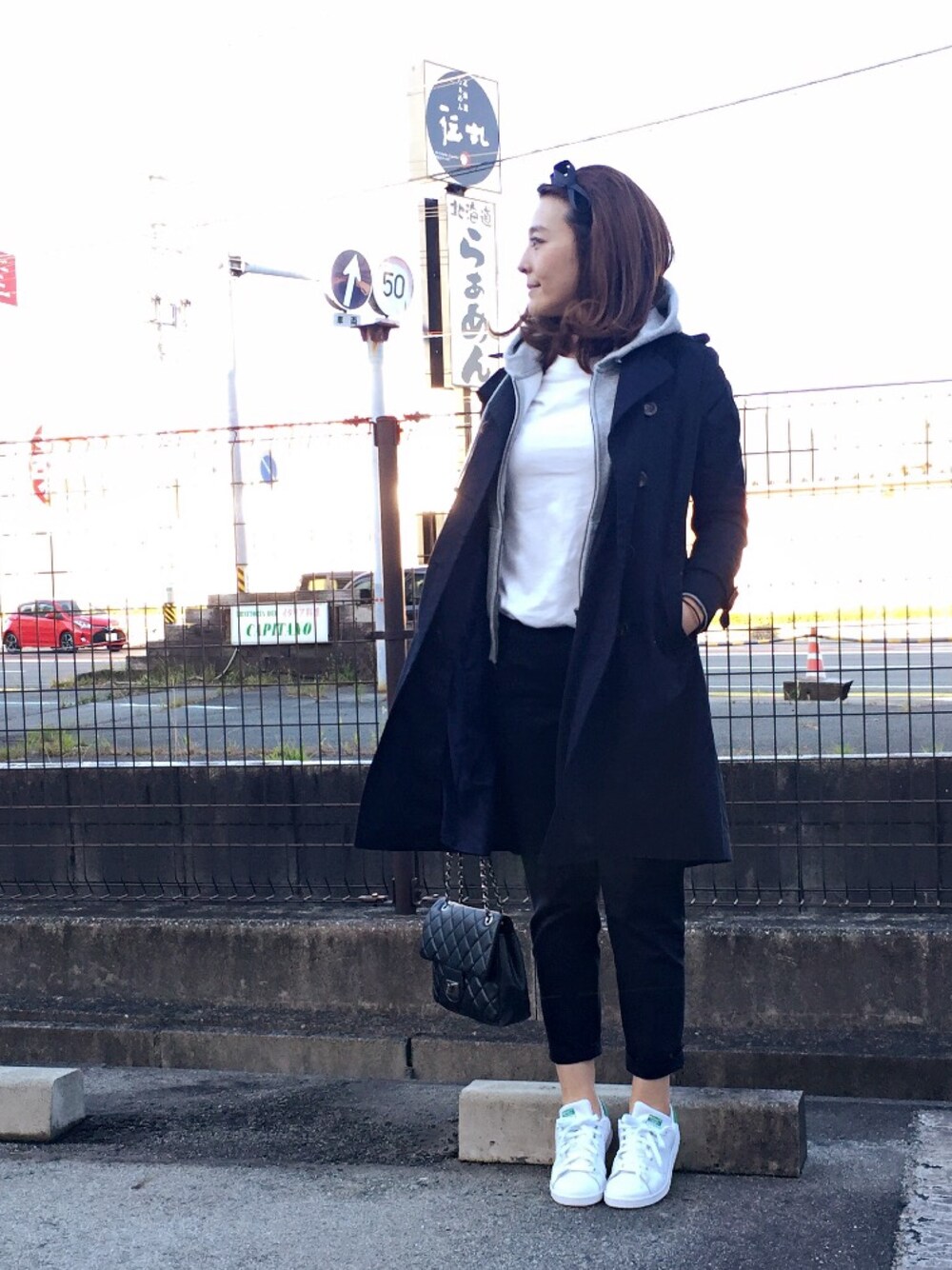 「ネイビー、トレンチコート、秋、大人カジュアル、秋のコーデ、休日スタイル」｜「ROSE BUDの(LL ACCESSORIES)3JSD010 HAIR ACCE RIBBON KATYUSHA（カチューシャ、ブラック系）」を使った、COCO*さん（レディース・163cm）の秋コーディネートの1枚目の写真